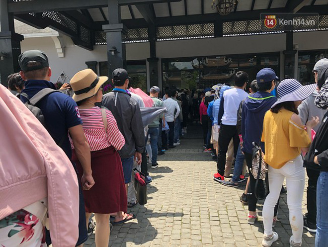 Hàng nghìn người xếp hàng chật kín chờ mua vé cáp treo lên đỉnh Fansipan ngày 30/4 Hàng nghìn người xếp hàng chật kín chờ mua vé cáp treo lên đỉnh Fansipan ngày 30/4